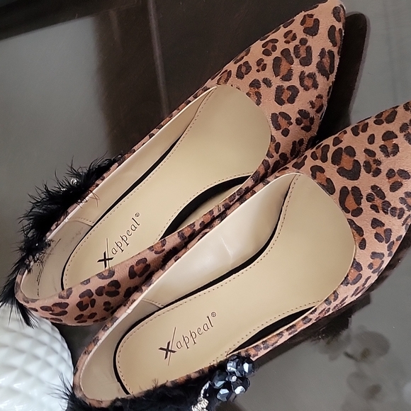 LADIES LEOPARD PRINT PUMPS - Picture 2 of 4